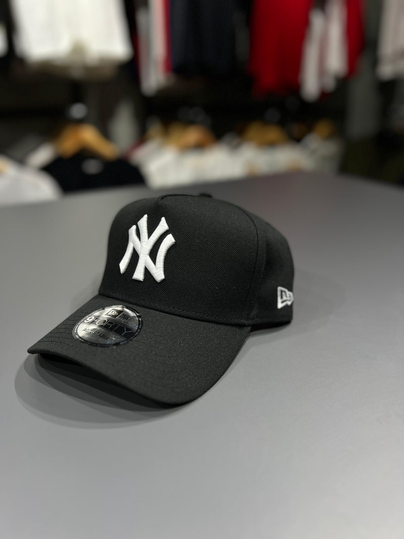 Boné - New Era - Black and White